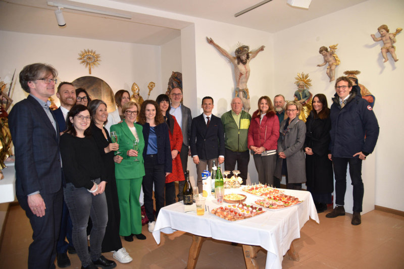 24. März 2025: Vorstellung des Geoportals im Museum Gherdëina mit den Bürgermeistern von St. Ulrich und St. Christina, dem Projektteam sowie den Partnern aus der Kultur- und Tourismusbranche.(Foto Museum Gherdëina)