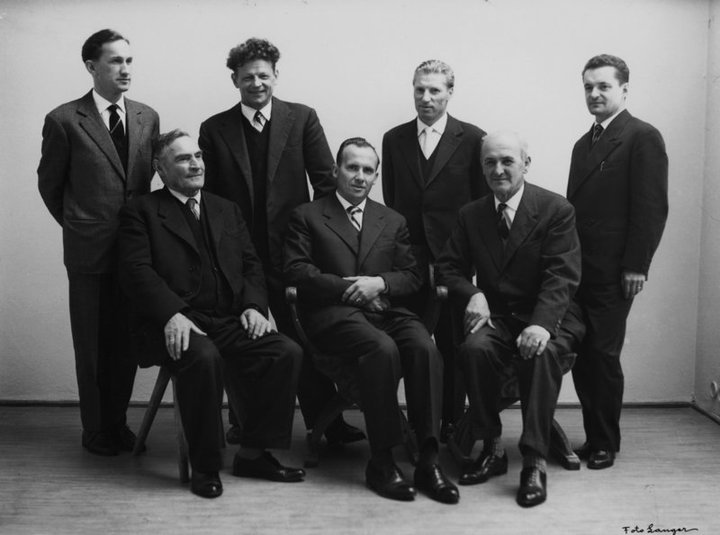 Il consiglio di fondazione del Museum de Gherdëina, 1960. Da destra, seduti: Hermann Moroder - Jumbierch, Robert Moroder, Heinrich Moroder - Doss; in piedi: Alex Moroder - Rusina, Luis Piazza - Cudan, prof. Raimund Mureda e Vigilio Prugger. Il consiglio di fondazione del Museum de Gherdëina, 1960. Da destra, seduti: Hermann Moroder - Jumbierch, Robert Moroder, Heinrich Moroder - Doss; in piedi: Alex Moroder - Rusina, Luis Piazza - Cudan, prof. Raimund Mureda e Vigilio Prugger.