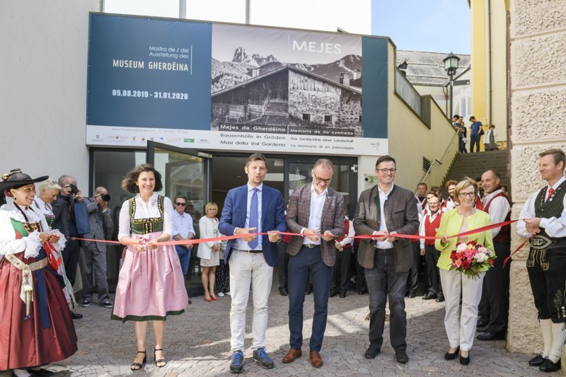 Inaugurazione ufficiale con l’Assessore Daniel Alfreider e i sindaci Tobia Moroder e Moritz Demetz Inaugurazione ufficiale con l’Assessore Daniel Alfreider e i sindaci Tobia Moroder e Moritz Demetz