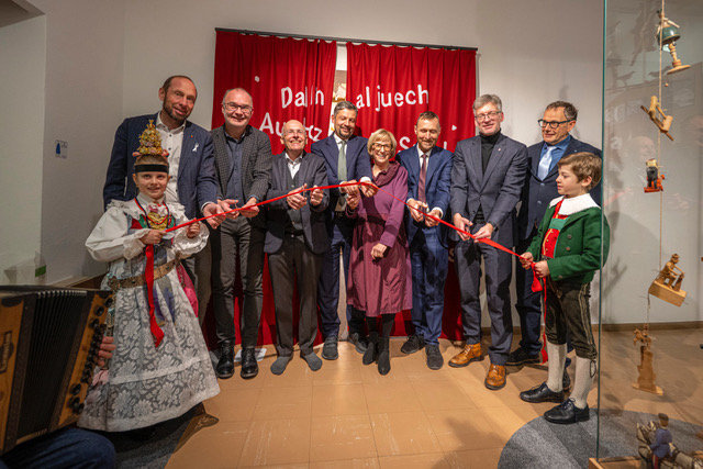 Inaugurazione simbolica della nuova mostra sui giocattoli Sevi con il taglio del nastro rosso, tenuto da scolari in costume tradizionale gardenese, 4.12.2025. Da destra a sinistra: i direttori del Dipartimento Innovazione, Ricerca, Università e Musei Franz Schöpf e Manuel Gatto, il direttore del Dipartimento Cultura ladina Mathias Stuflesser con l’assessore provinciale Daniel Alfreider, la direttrice del museo Paulina Moroder e il presidente Georg Senoner, i sindaci di Ortisei e Santa Cristina Tobia Moroder e Christoph Senoner. Inaugurazione simbolica della nuova mostra sui giocattoli Sevi con il taglio del nastro rosso, tenuto da scolari in costume tradizionale gardenese, 4.12.2025. Da destra a sinistra: i direttori del Dipartimento Innovazione, Ricerca, Università e Musei Franz Schöpf e Manuel Gatto, il direttore del Dipartimento Cultura ladina Mathias Stuflesser con l’assessore provinciale Daniel Alfreider, la direttrice del museo Paulina Moroder e il presidente Georg Senoner, i sindaci di Ortisei e Santa Cristina Tobia Moroder e Christoph Senoner.