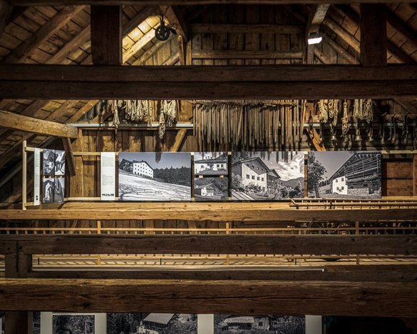 Tl vedl tublà “Thöny-Hof” dl Klostertal Museum, à la mostra “Mejes” abinà na luegia ideela per presenté i mejes storics de Gherdëina. L “Thöny-Hof” ie unì abità nchin tl 1959. Per si originalità y si mubilia ie la frabica sota scunanza, la vën nuzeda cun gran entujiasm dala Lia dl Museum Klostertal per dé inant la vita di paures te cundizions nia saurides de chësta valeda. Tl vedl tublà “Thöny-Hof” dl Klostertal Museum, à la mostra “Mejes” abinà na luegia ideela per presenté i mejes storics de Gherdëina. L “Thöny-Hof” ie unì abità nchin tl 1959. Per si originalità y si mubilia ie la frabica sota scunanza, la vën nuzeda cun gran entujiasm dala Lia dl Museum Klostertal per dé inant la vita di paures te cundizions nia saurides de chësta valeda.