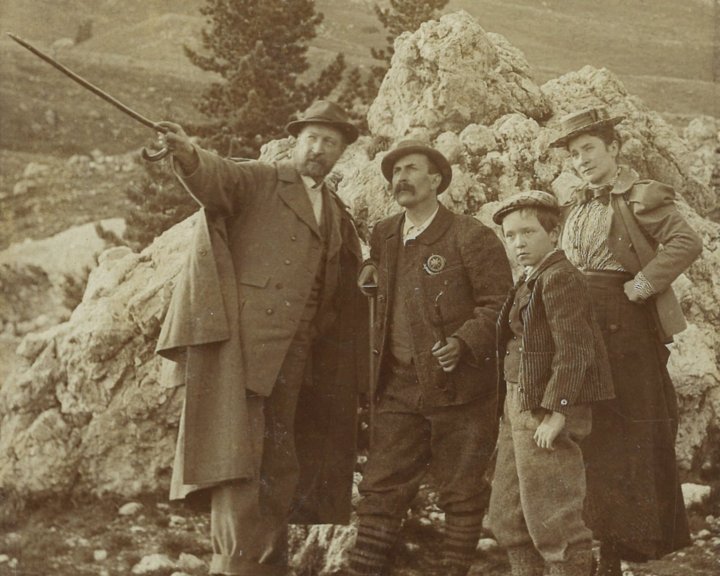 Alpinisc dan la Fermedes, 1895. Foto de Emil Terschak, ntëur l 1895. Archif Museum Gherdëina. Alpinisc dan la Fermedes, 1895. Foto de Emil Terschak, ntëur l 1895. Archif Museum Gherdëina.