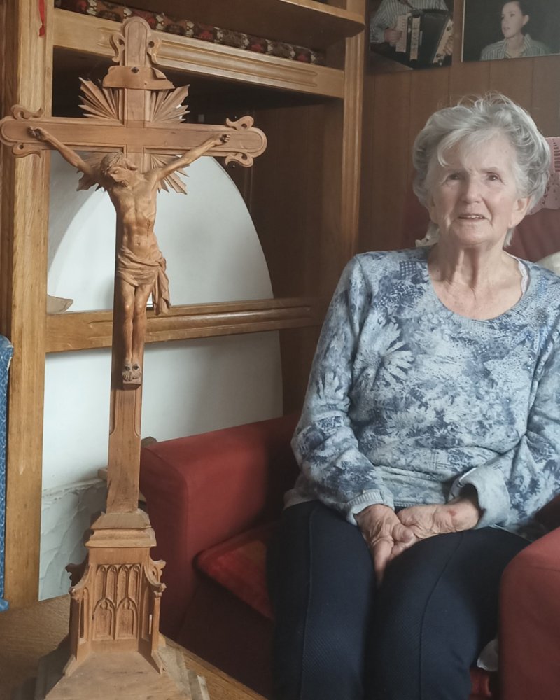 Tla foto publicheda vëijen Annemarie dl Pizer te stua cun l bel crist ziplà da si besava. Tla foto publicheda vëijen Annemarie dl Pizer te stua cun l bel crist ziplà da si besava.
