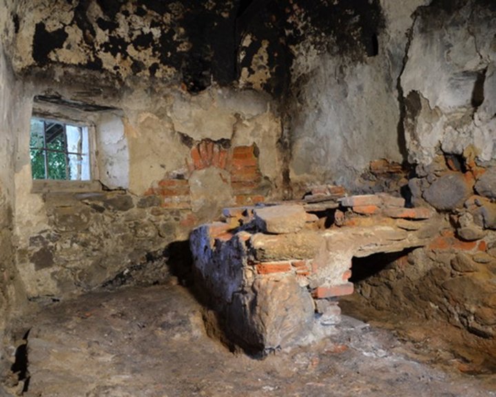 Grabungsfoto von Thomas Kühtreiber (2015): Ansicht der Rauchküche des Bauernhauses „Tannbauer“ (Niederösterreich), Beispiel für interdisziplinäres Zusammenwirken von Archäologie, Bauforschung und Geschichtsforschung.