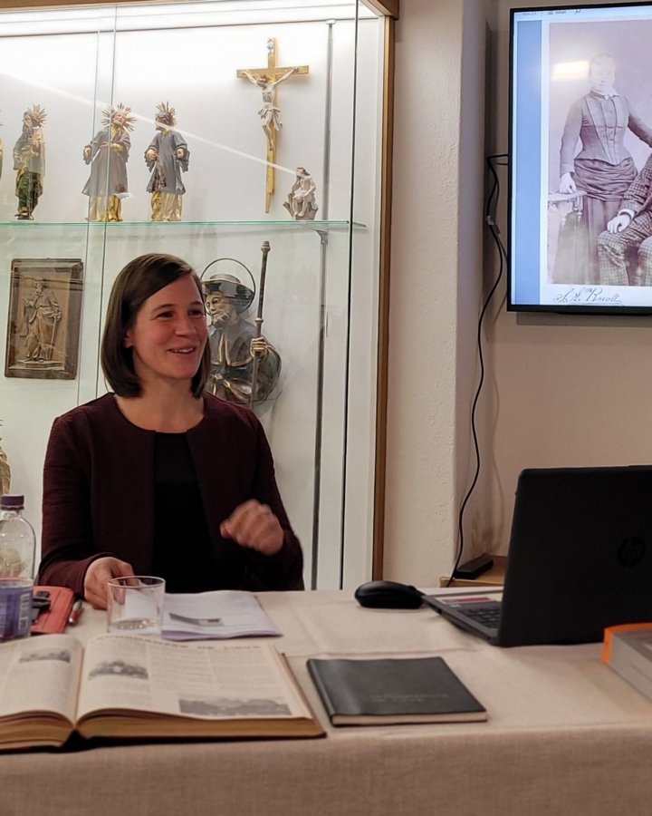 Marion Ladurner, Mitherausgeberin der Tagebücher, bei der Präsentation in St. Ulrich