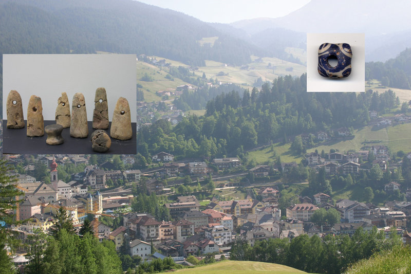 Funde aus den Grabungen in St. Ulrich, Ciamp da Mauriz und Col de Flam, im Jahr 2005: Webgewichte und Halskettenglied aus Glaspaste (Foto: Fotoarchiv des Amtes für Bodendenkmäler der Autonomen Provinz Bozen)