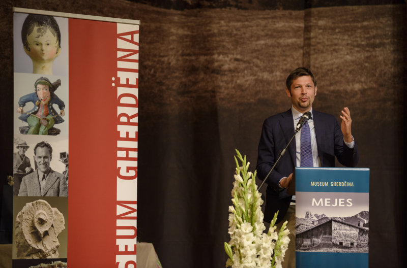  L'assessore provinciale ladino Daniel Alfreider all'inaugurazione della mostra sui masi agricoli storici della val Gardena "Mejes" a Ortisei