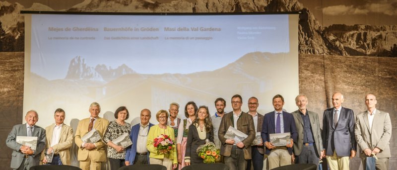 Foto di gruppo con i sostenitori e gli sponsor del progetto