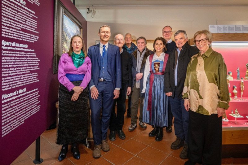 29. Jänner 2026: Eröffnung der Ausstellung „Werke einer Welt“ mit Abteilugnsdirektor der Ladinischen Kultur und Bildung Mathias Stuflesser, Bürgermeister Tobia Moroder, der Kuratorin Jamila Moroder (links) und Vertretern des Museum Gherdëina sowie Leihgeber*innen.